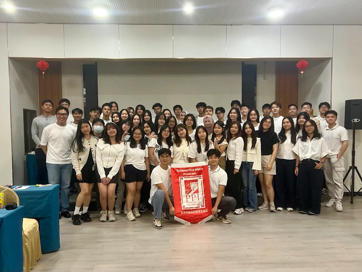 Foto bersama kabinet PPIT Nanjing di depan bendera PPI Tiongkok Nanjing